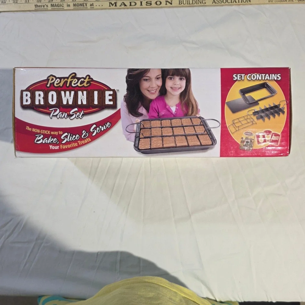Perfect Brownie Pan Set As Seen On TV Non-Stick Baking Pan with Divider 18 Slice